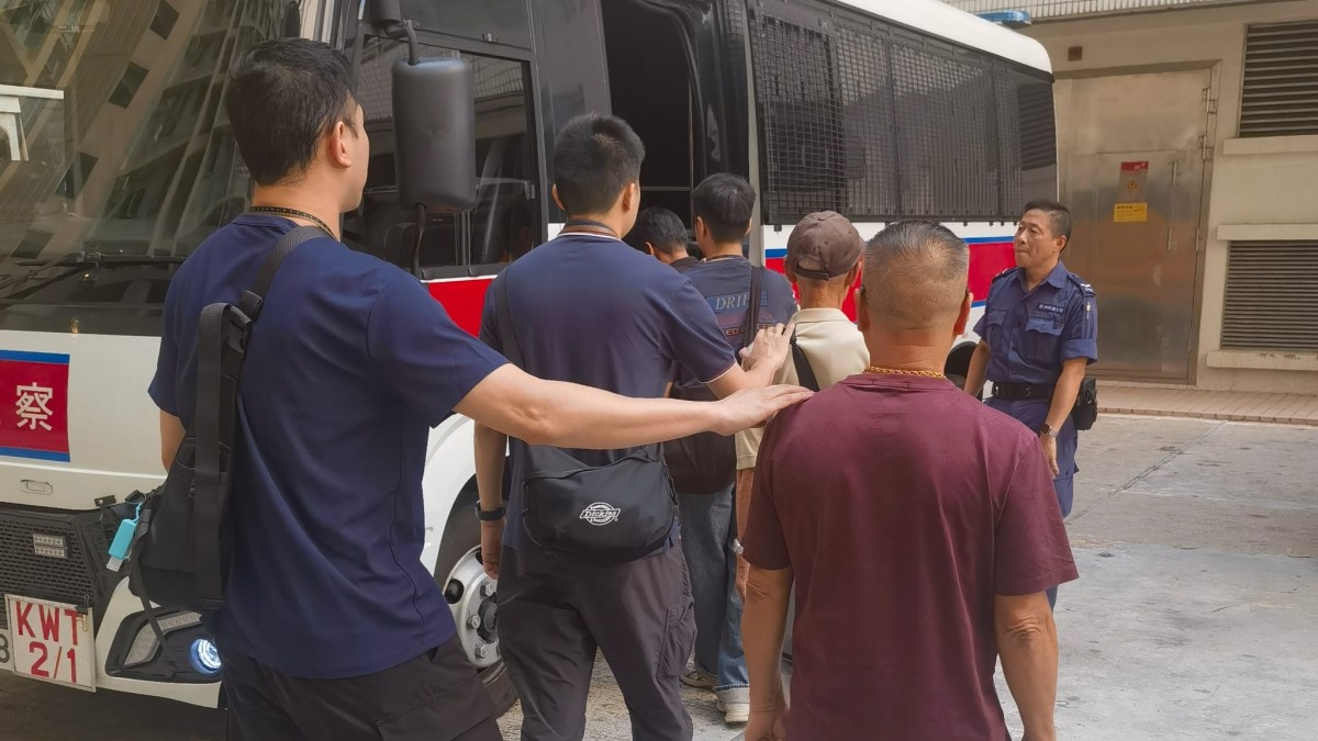 警方打擊街頭聚賭 石籬二邨四老翁涉賭遭拘