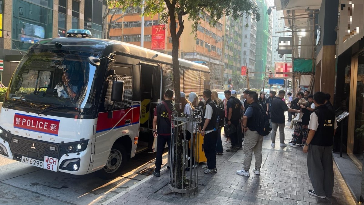 Police and Immigration Department Wan Chai Shuang Huang arrested 16 people aged 19 to 48