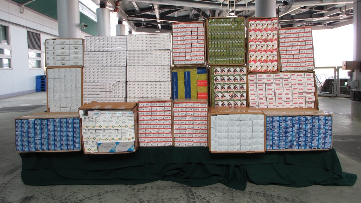 Hong Kong, Zhuhai and Macao customs officers inspected the truck and seized 18 million drugs to arrest the mainland driver.
