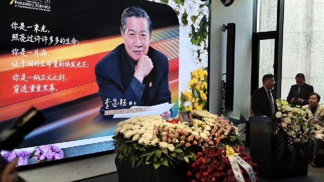 Ingenious Detective Henry Lee Buried in Yangzhou, Wife Reveals Split Ashes