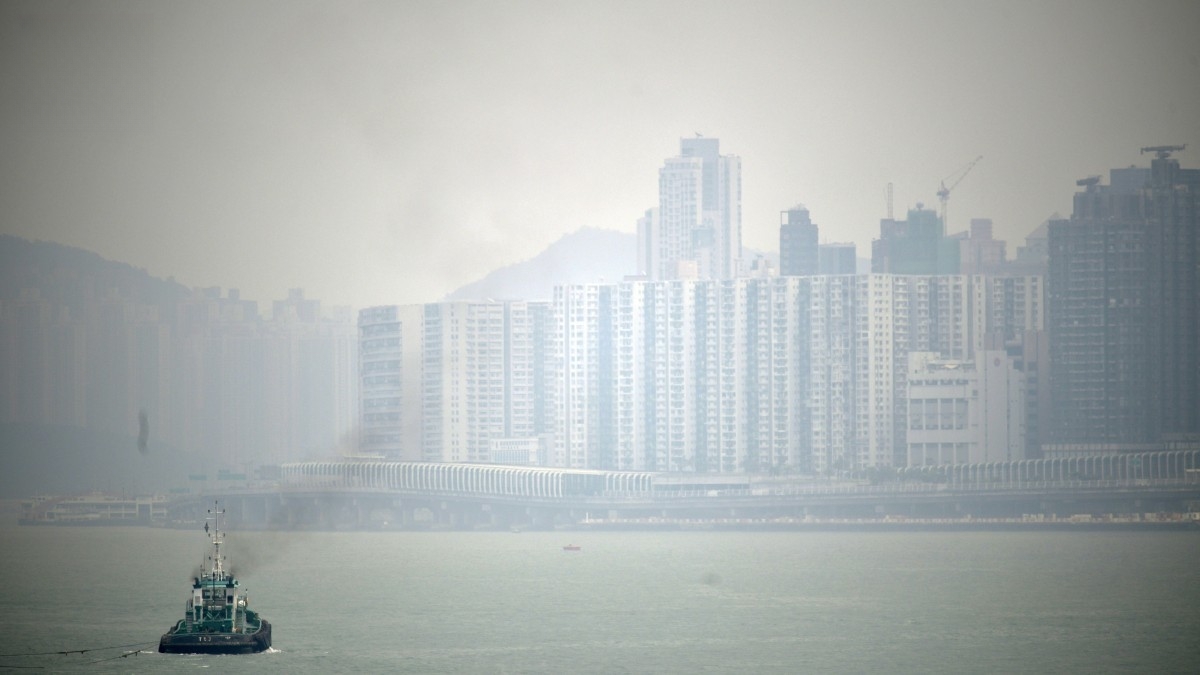 The air quality health risk in Tuen Mun reaches a serious level. The Environmental Protection Agency expects that the eastward airflow will improve when it reaches the coast of Guangdong in the morning.