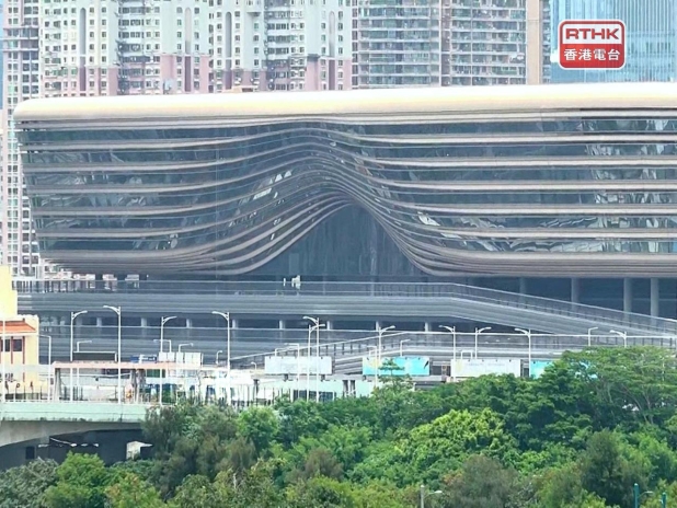 Lau Ying Pun: Daily Passenger Traffic at New Huanggang Cross-border Centre is 130,000 During Holiday, Calls for Improvements